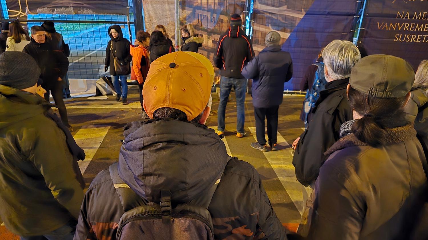 (FOTO) Završen protest zbog rušenja hotela "Jugoslavija", nepoznate osobe pocepale reklamne cirade 2 (FOTO) Završen protest zbog rušenja hotela "Jugoslavija", nepoznate osobe pocepale reklamne cirade 2