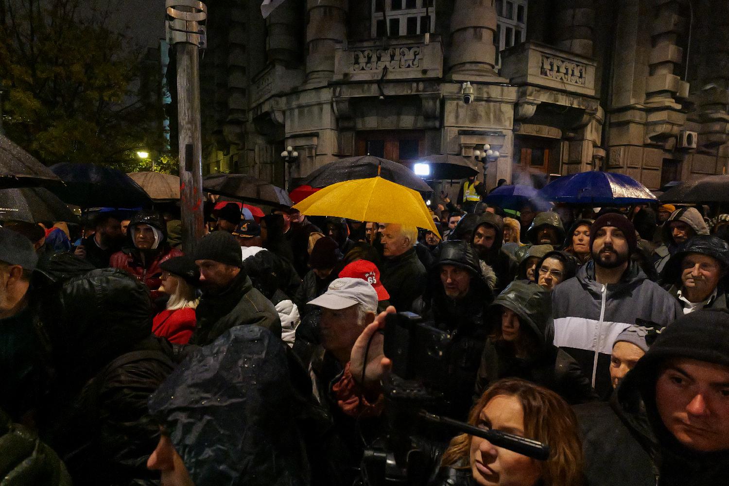 Kako je izgledao protest opozicije u Beogradu zbog tragedije u Novom Sadu u slikama (FOTO) 26 Kako je izgledao protest opozicije u Beogradu zbog tragedije u Novom Sadu u slikama (FOTO) 26