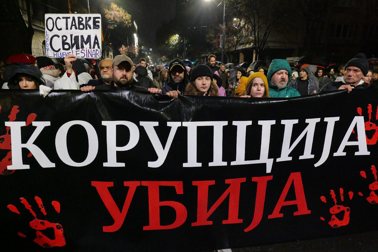 Kako je izgledao protest opozicije u Beogradu zbog tragedije u Novom Sadu u slikama (FOTO) 2 Kako je izgledao protest opozicije u Beogradu zbog tragedije u Novom Sadu u slikama (FOTO) 2