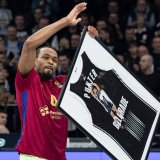 Panter dobio ovacije navijača Partizana i poklon od kluba (FOTO/VIDEO) 4