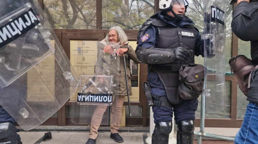 Baka Ruža ne propušta nijedan protest: U jednoj ruci štap, u drugoj policijski štit 1 Baka Ruža ne propušta nijedan protest: U jednoj ruci štap, u drugoj policijski štit 1