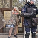 Baka Ruža ne propušta nijedan protest: U jednoj ruci štap, u drugoj policijski štit 3
