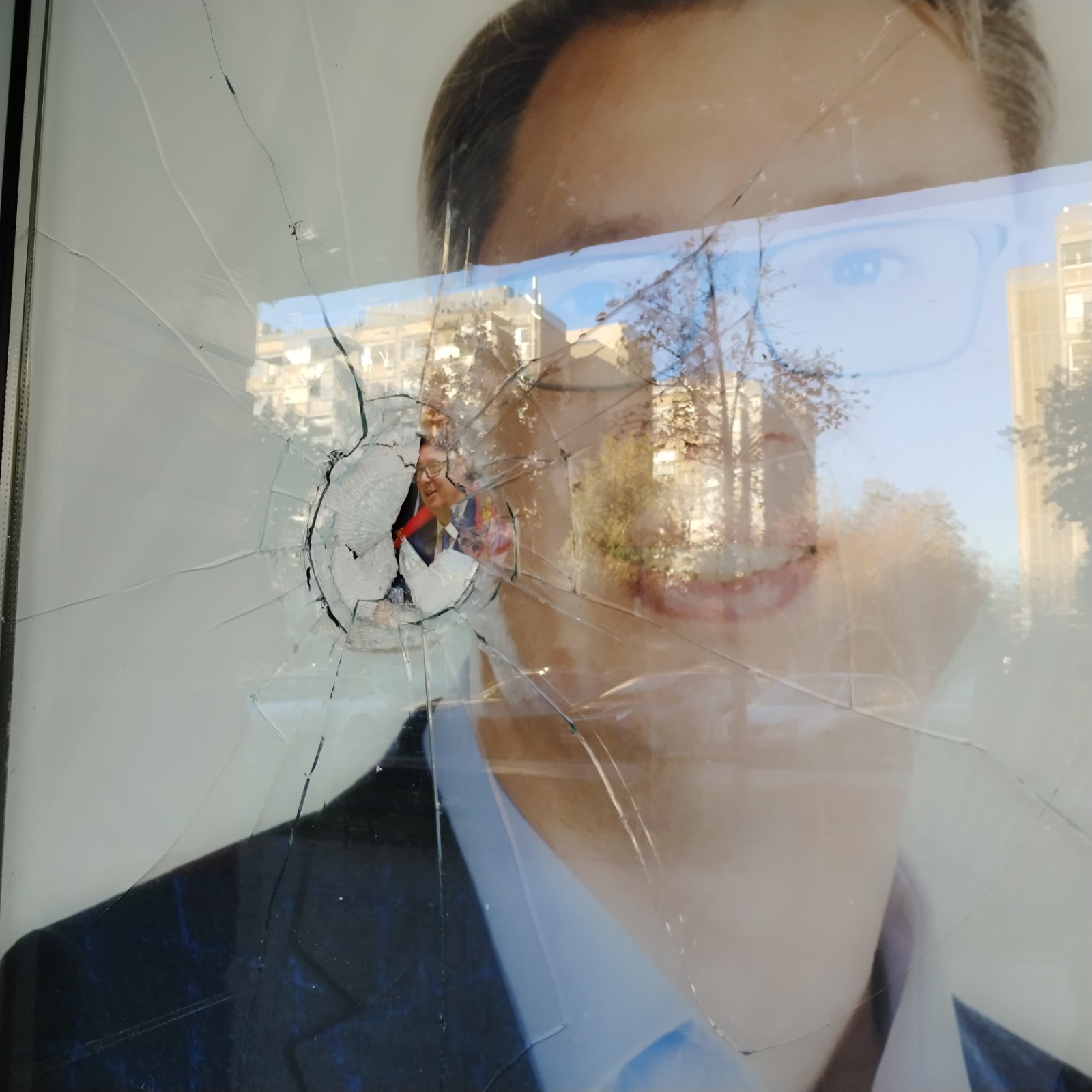 Razbijena stakla na prostorijama SNS u Novom Sadu: Ispisana poruka "Ubice" 2 Razbijena stakla na prostorijama SNS u Novom Sadu: Ispisana poruka "Ubice" 2