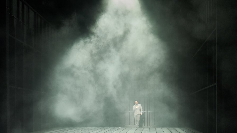 Laž i izdaja oduvek su deo politike: Sartrove ”Prljave ruke”, u režiji Mateje Koležnik, u Bertholt Breht teatru 1