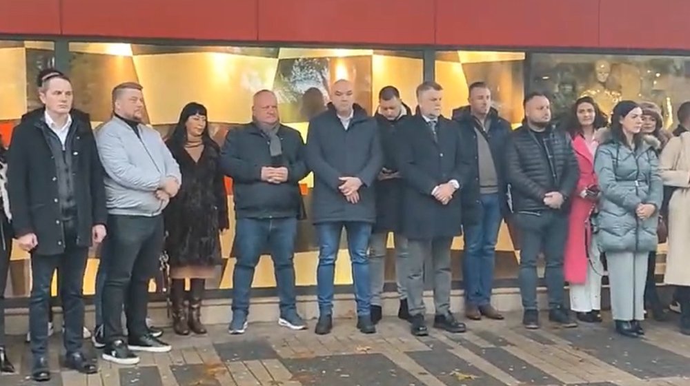 Protest "Zastani Srbijo" u Loznici, Kruševcu, Pančevu, Leskovcu: Gradonačelnik Cvetanović stajao na šetalištu (VIDEO) 1