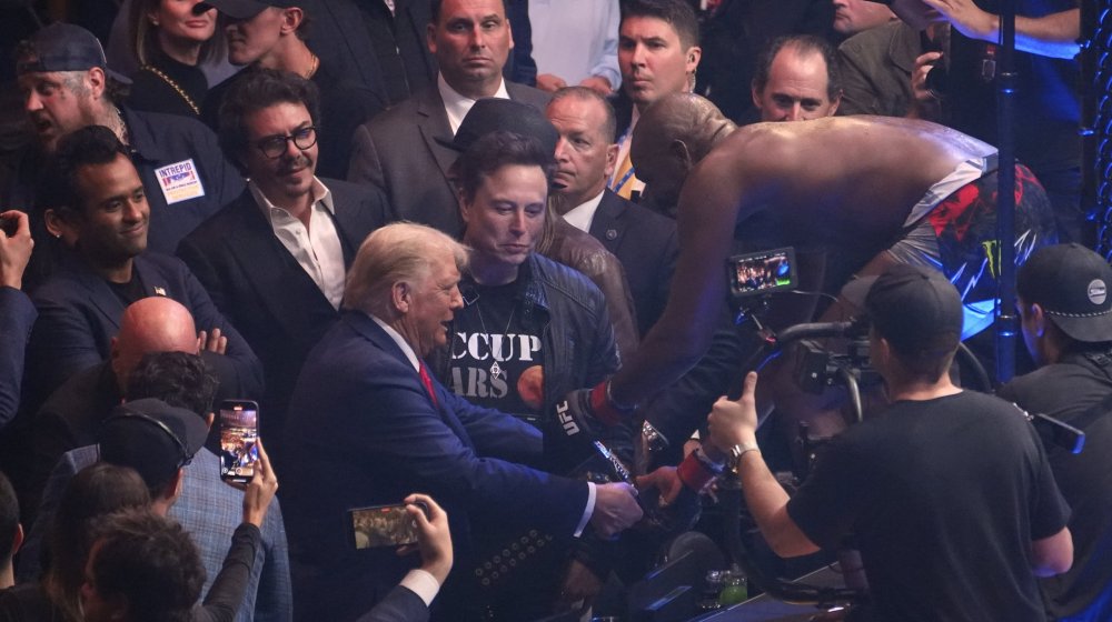 Prvak UFC odigrao “Trampov ples”, a potom poklonio šampionski pojas novom predsedniku SAD (VIDEO) 1