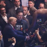 Prvak UFC odigrao “Trampov ples”, a potom poklonio šampionski pojas novom predsedniku SAD (VIDEO) 1