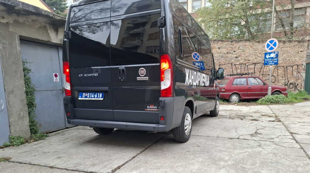 I Žandarmerija stiže u zgradu suda 1