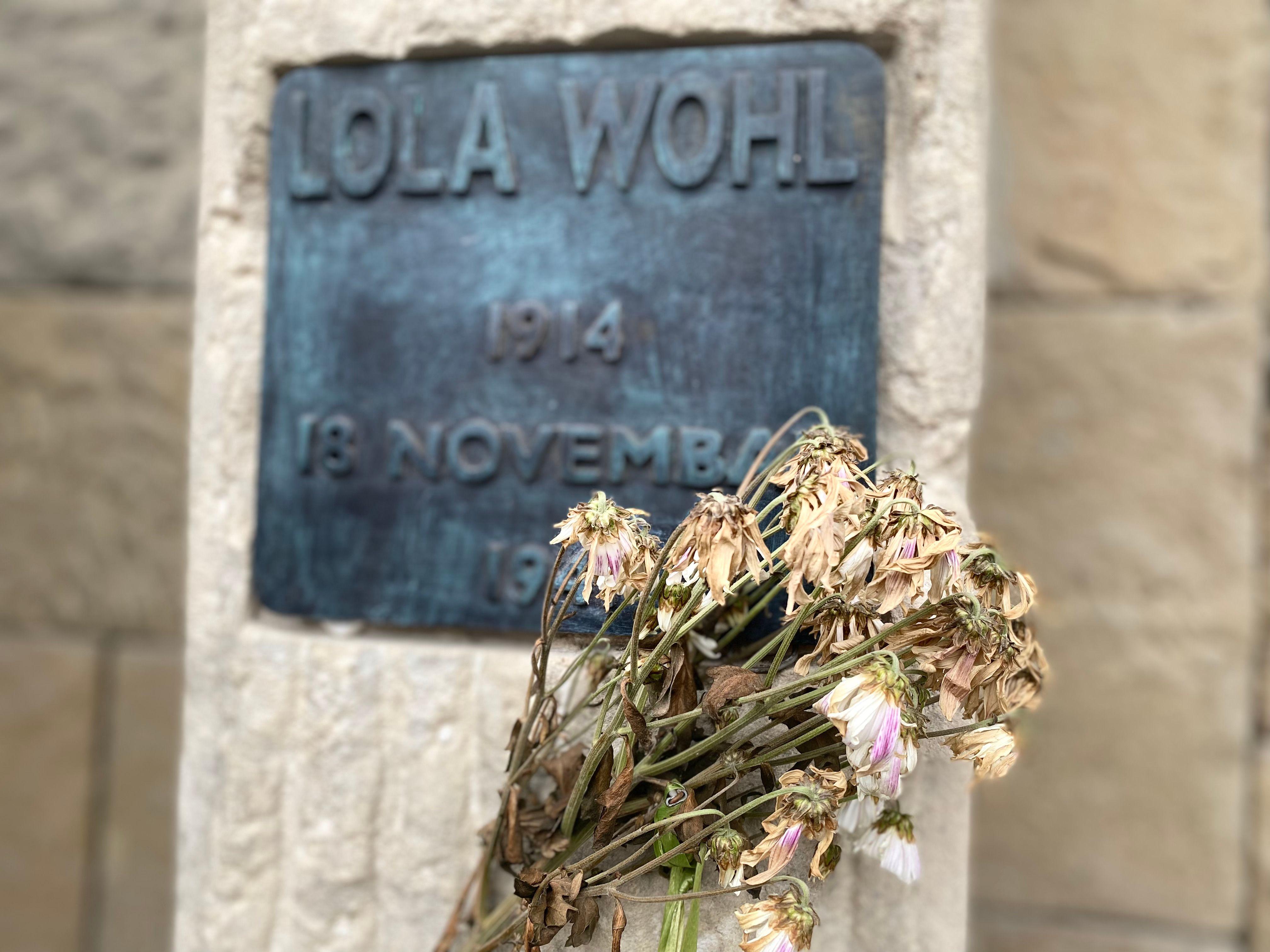 Ko je bila Lola Vol, jedina žena koja ima bistu u Subotici 3 Buket cveta na bisti Loli Vol