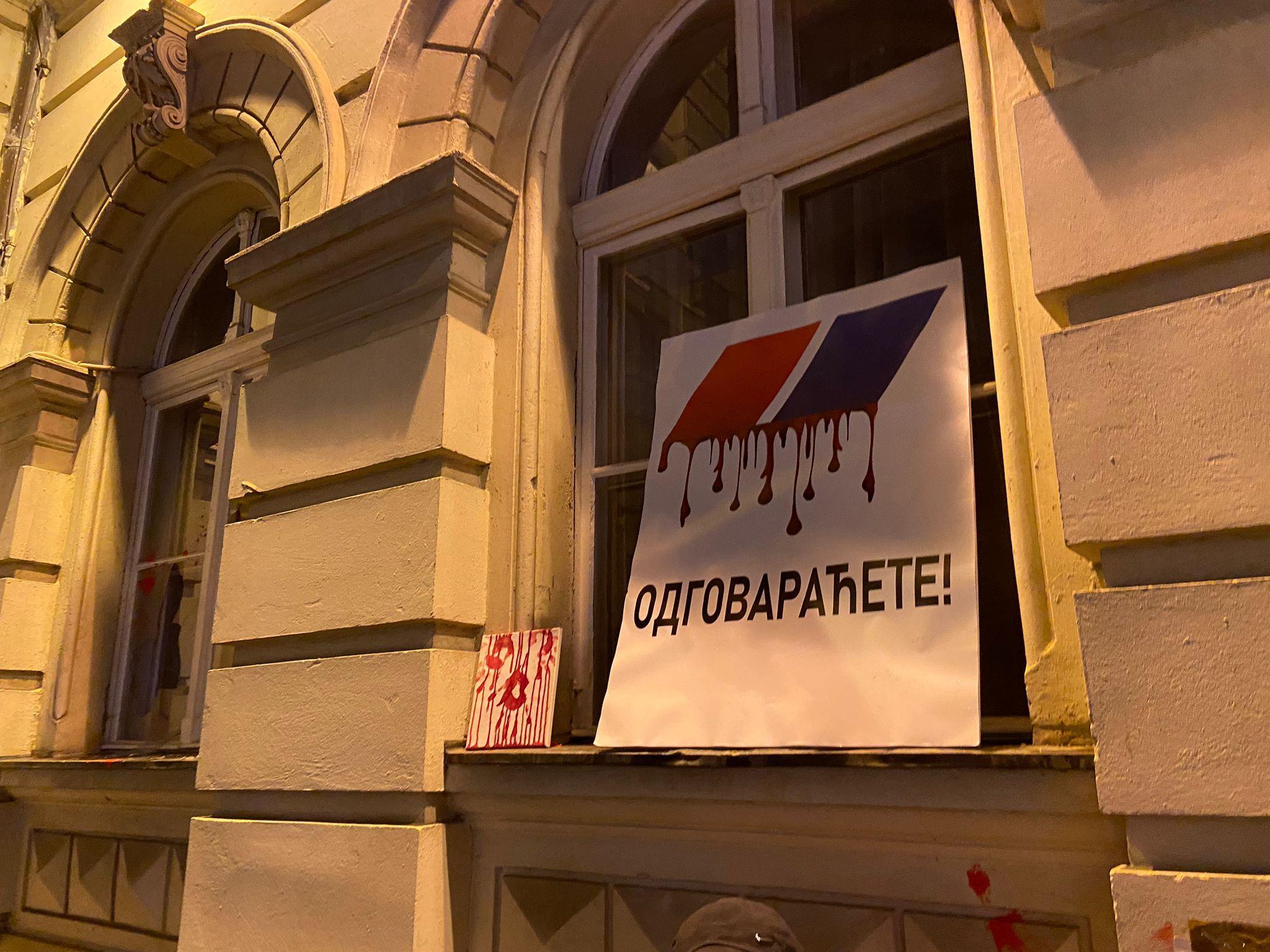 Protest u Novom Sadu: Fekalijama na gradsku kuću, skup podrške pritvorenima 10 Na jedan od prozora Gradske kuće postavljen je transparent sa natpisom „Odgovaraćete"