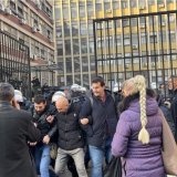Novi Sad: Ispituju se navodi o policijskoj brutalnosti nad penzionerom, opozicija blokirala sud 3