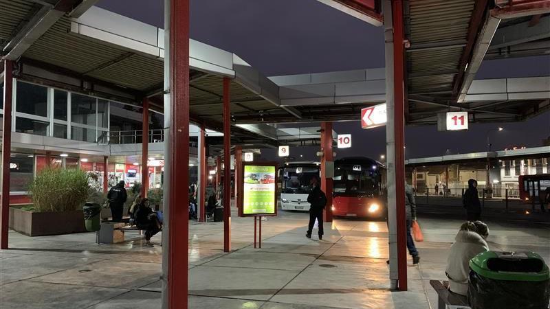 Niška autobuska stanica: Trag u vremenu, crvena boja i gužve 4 Ljudi čekaju na peronima niške autobuske stanice