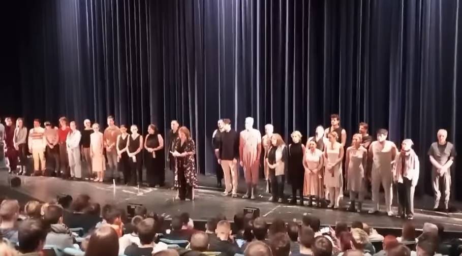 Ansambl drame Srpskog narodnog pozorišta pred predstavu pročitao imena stradalih u tragediji u Novom Sadu (VIDEO) 1