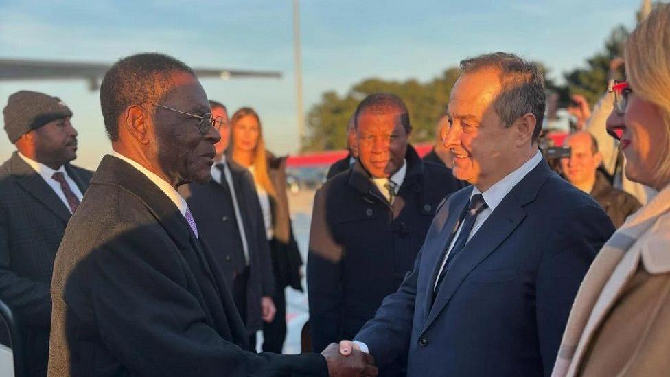 Ko je predsednik Ekvatorijalne Gvineje koji je posetio Srbiju 2 Ministar unutrašnjih poslova Srbije Ivica Dačić je dočekao lidera Ekvatorijalne Gvineje