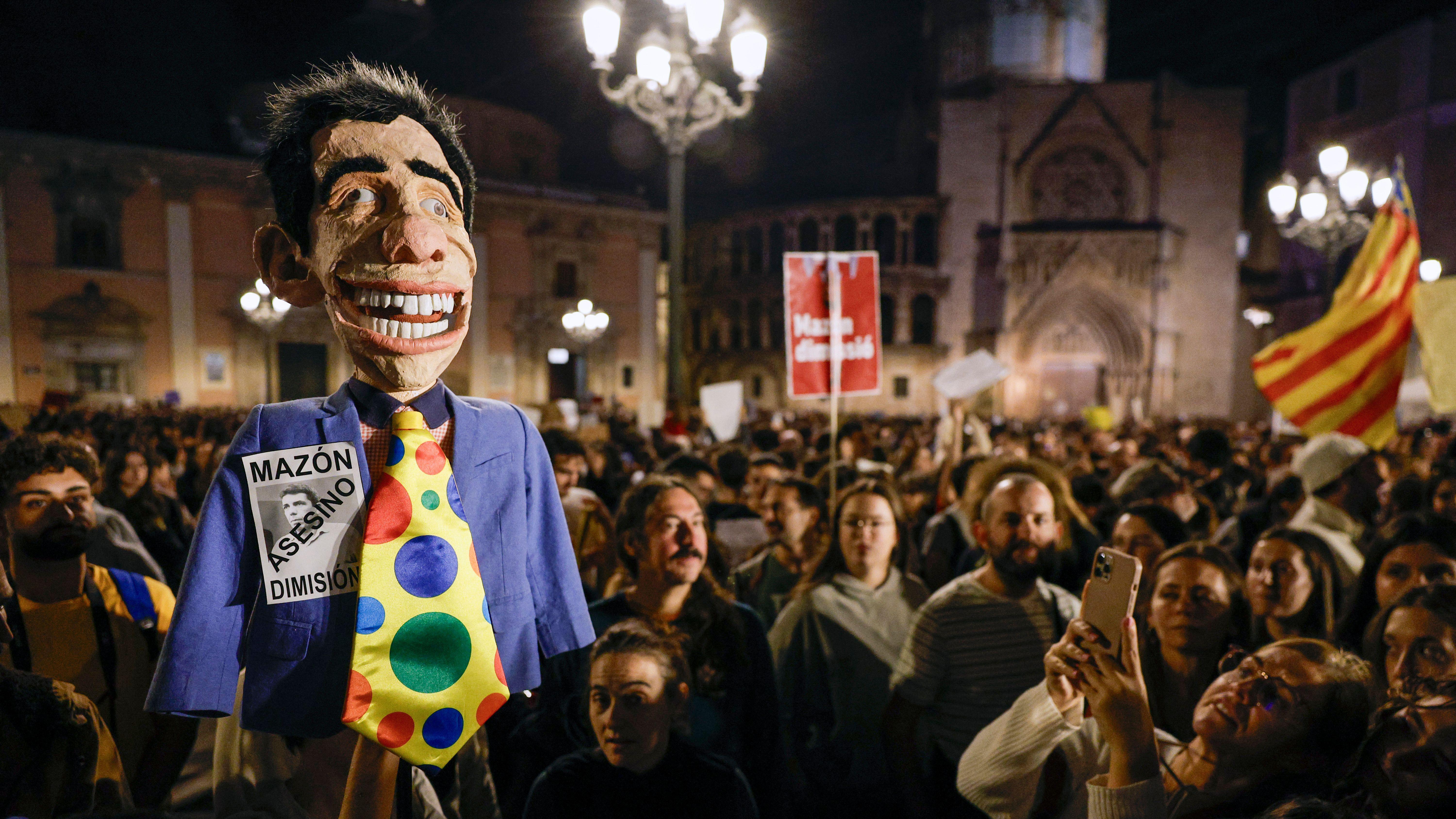 „Mi smo umrljani blatom, a vi krvlju”: Hiljade na protestima u Valensiji 2 A person holds a doll depicting Valencia's Regional President Carlos Mazon as thousands of people take part in a protest to call for the resignation of Valencia's regional government due to the management of the floods in Valencia province, in Valencia, Spain, 09 November 2024.
