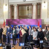 Ana Brnabić pokušala da se obrati posle tuče, poslanici opozicije pravili buku i istakli "krvavu ruku" (FOTO/VIDEO) 6