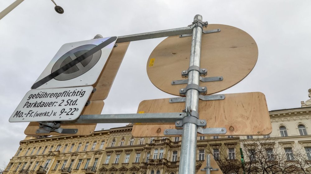 U Beču drveni saobraćajni znaci: Evo koliko koštaju i u čemu mogu da pomognu 1