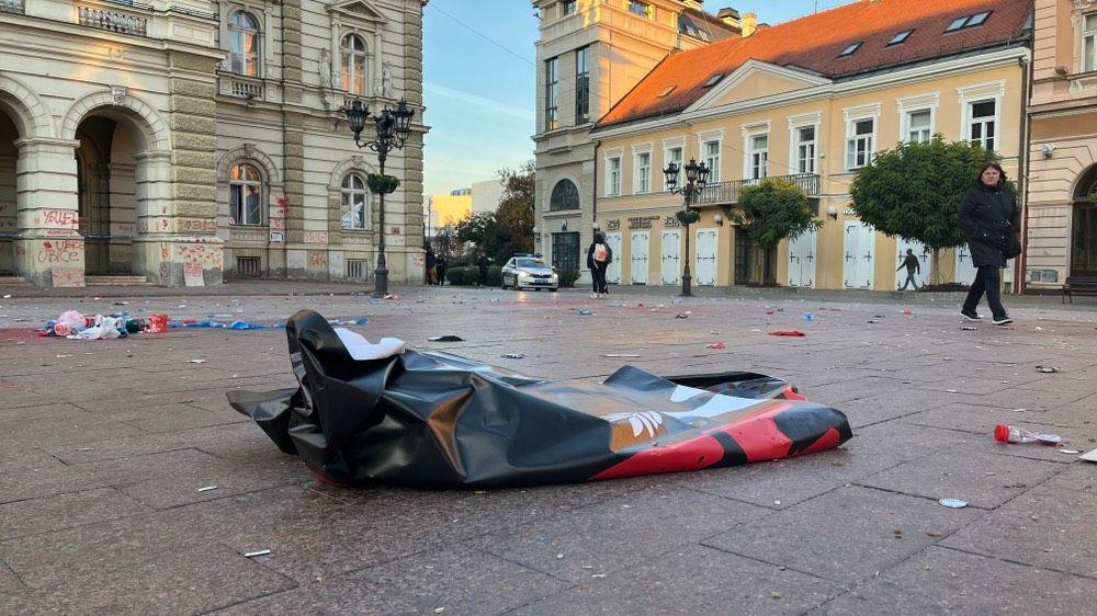 Protest u Novom Sadu: Fekalijama na gradsku kuću, skup podrške pritvorenima 3 Trg Slobode u Novom Sadu