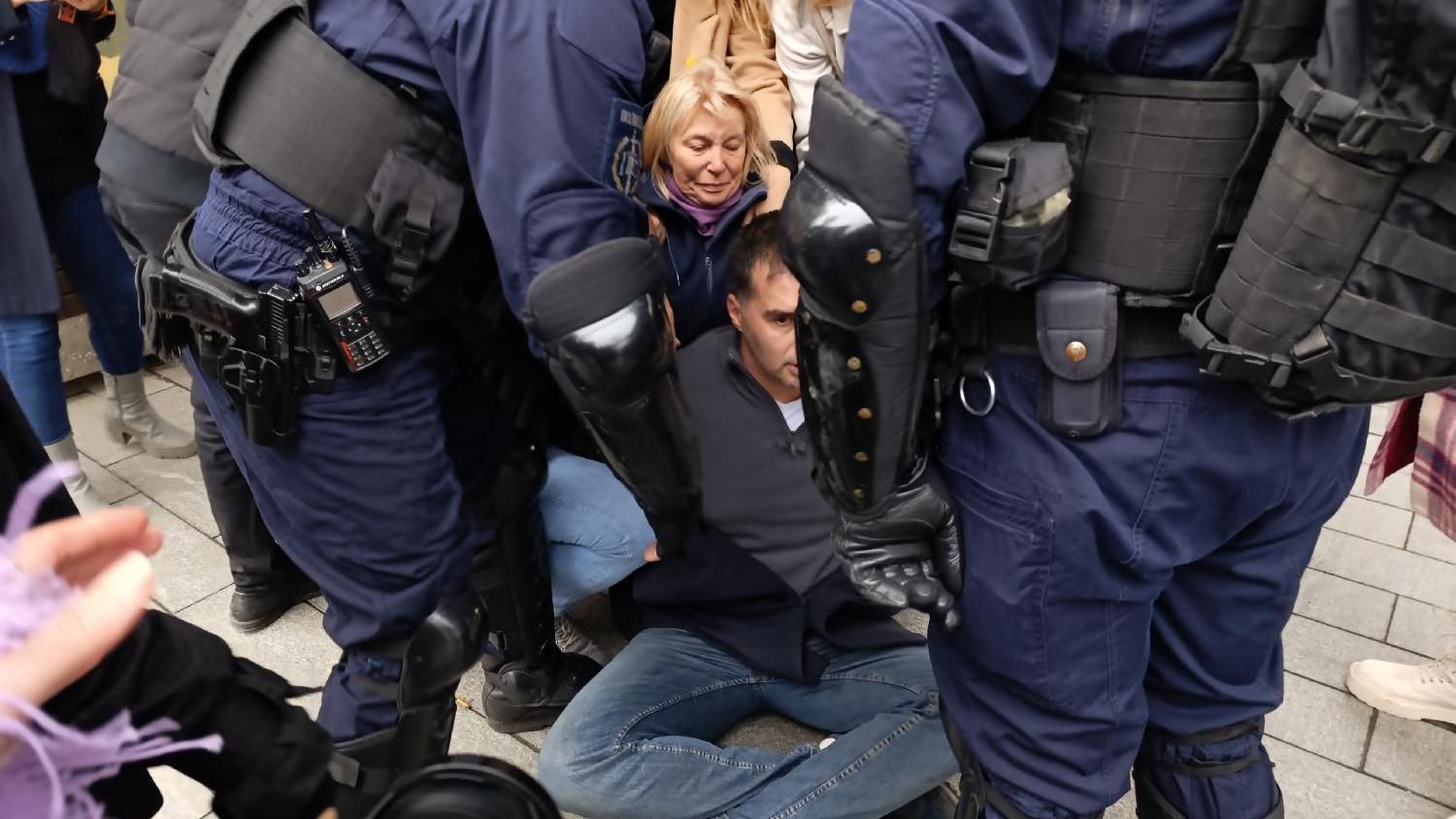 Protesti, incidenti i privođenja u Beogradu i Novom Sadu 3 Privedeni Manojlović