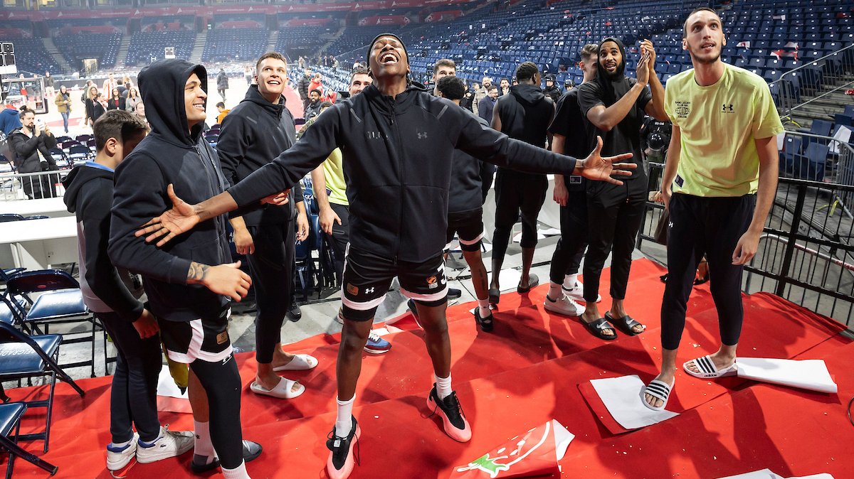 Košarkaši Partizana vratili se iz svlačionice da pozdrave svoje navijače (FOTO) 2 Košarkaši Partizana vratili se iz svlačionice da pozdrave svoje navijače (FOTO) 2