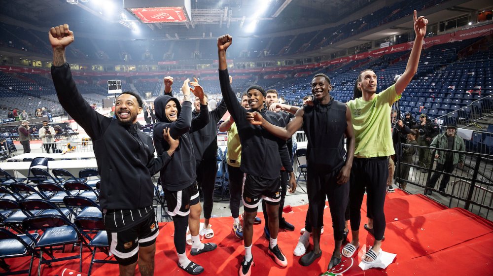 Košarkaši Partizana vratili se iz svlačionice da pozdrave svoje navijače (FOTO) 1