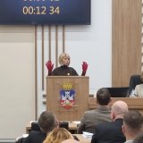 Manji incidenti na sednici Skupštine Beograda, crvene rukavice za govornicom pre usvajanja plana regulacije (VIDEO) 6