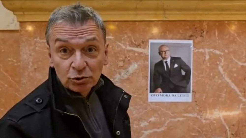Jovanović Ćuta zalepio Vesićevu fotografiju u Skupštini 1