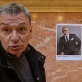 Jovanović Ćuta zalepio Vesićevu fotografiju u Skupštini 9