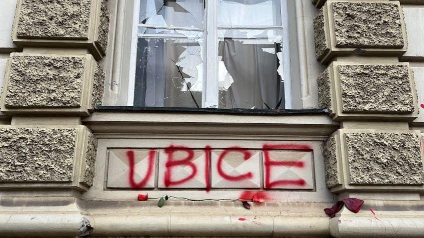 Protest u Novom Sadu: Fekalijama na gradsku kuću, skup podrške pritvorenima 5 Natpis na Gradskoj kući i slomljeni prozor