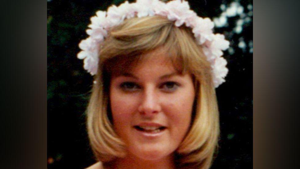 I El Fajedov brat nas je zlostavljao, tvrde žene 2 A cropped, close-up photo of Helen as a young woman, with blonde, shoulder-length hair and a crown of flowers