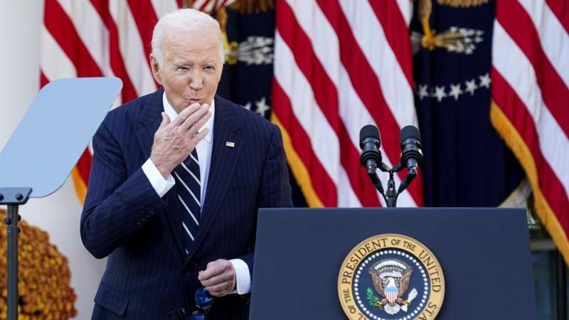 Bajden: „Ne možete voleti Ameriku samo kada pobeđujete” 1 Džo Bajden pozdravlja okupljene ispred Bele kućeo