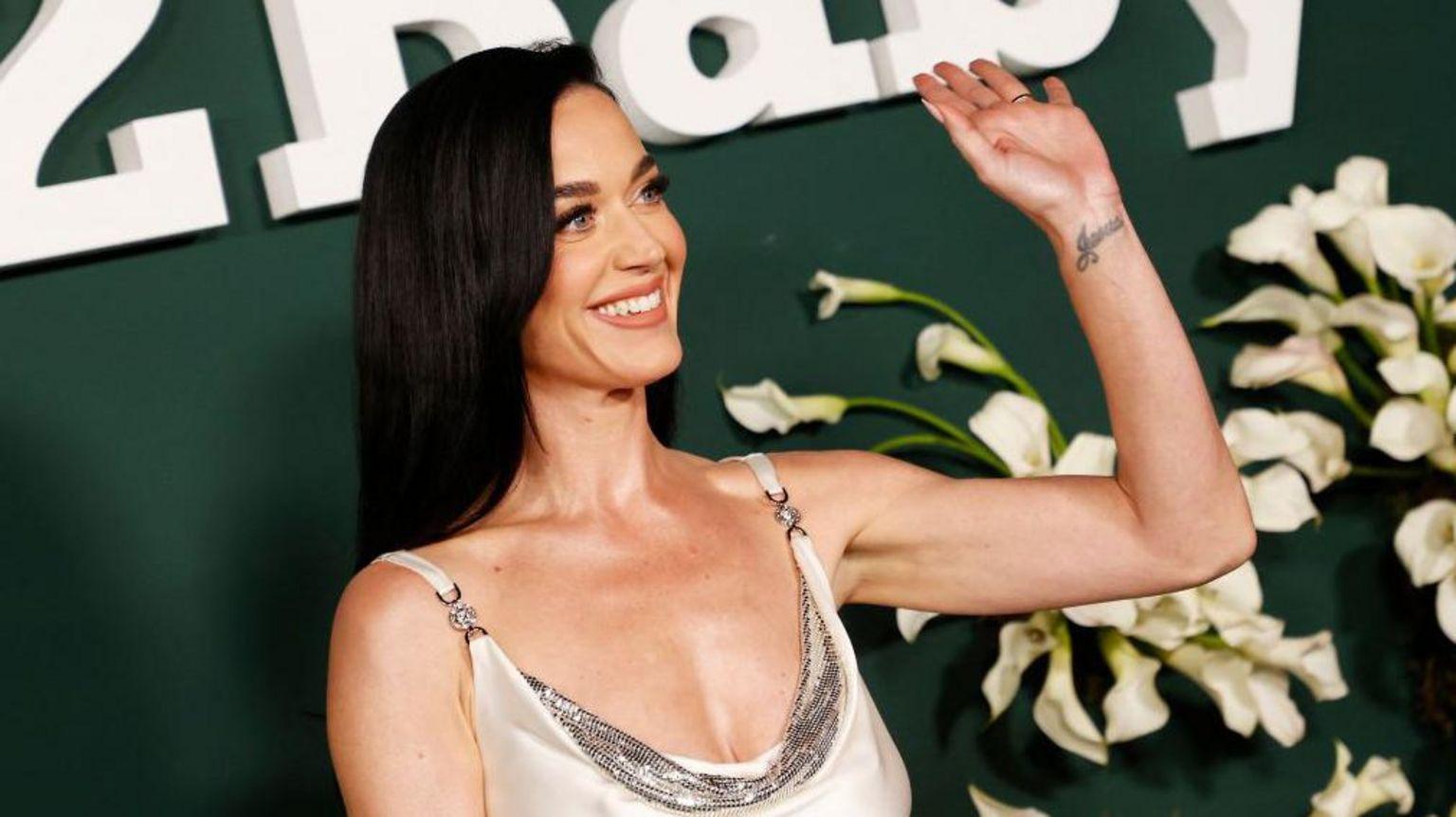 Kejti Peri dobila spor protiv Kejti Peri 1 Kejti Peri u beloj haljini sa srebrnim detaljima maše pred fotografisanje