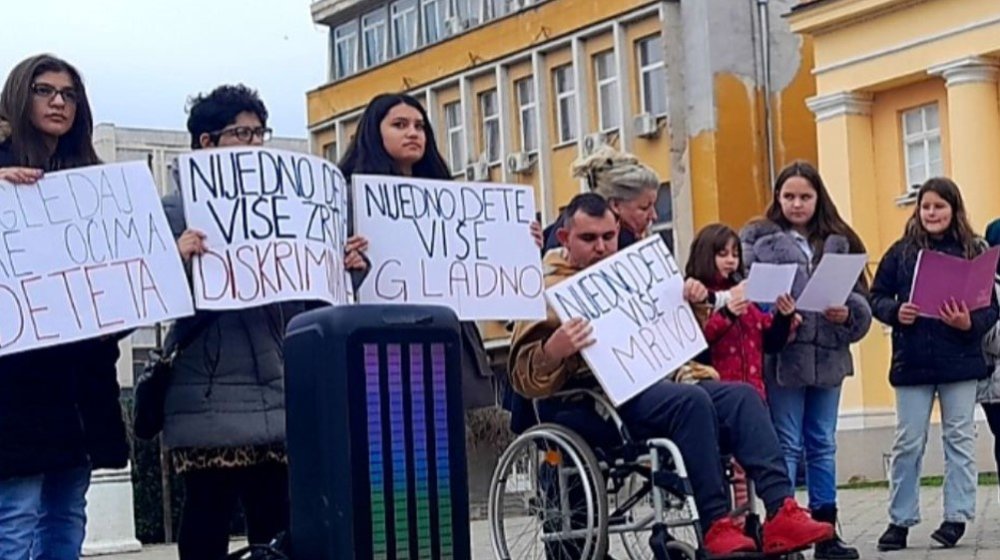 Povodom svetskog dana deteta članovi Dečijeg centra iz Zaječara realizovali performans 1