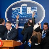 Poslanici DPS-a prelepili novi logo Skupštine Crne Gore 7