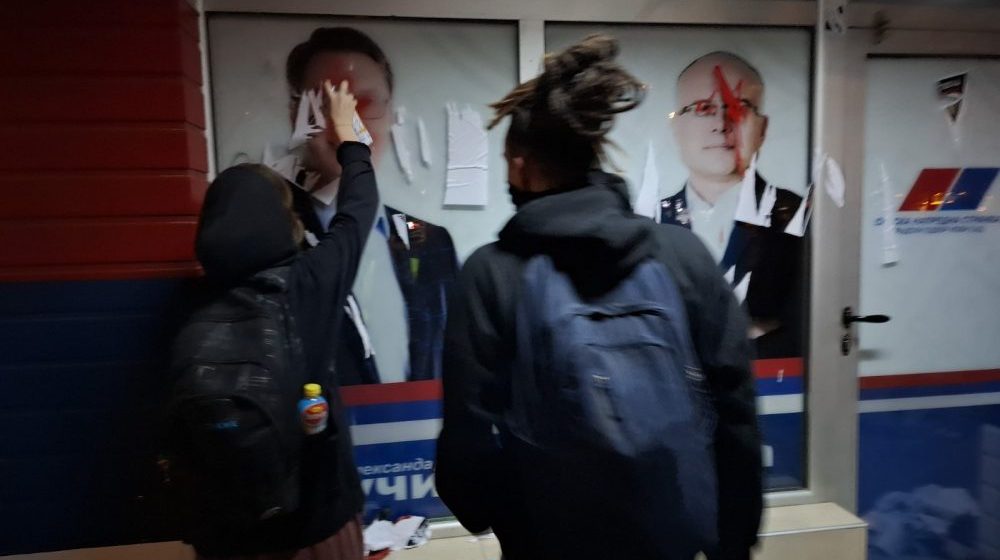 Ispred prostorija SNS u Novom Sadu se ređaju incidenti 1