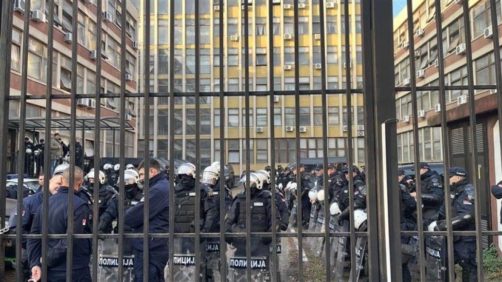 Novi Sad: Ispituju se navodi o policijskoj brutalnosti nad penzionerom, opozicija blokirala sud 7 policija