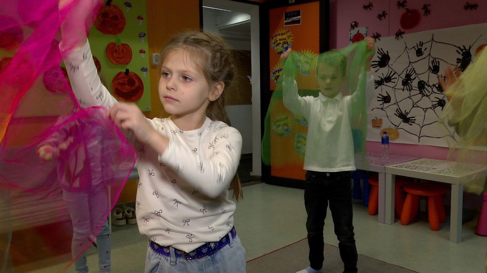 'Ovde zvono ne zvoni': Škola u Poljskoj za ukrajinsku decu 5 Devojčica se igra sa maramom