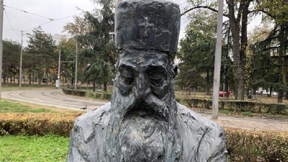 Monah i moćnici: Patrijarh Pavle i politika 4 Spomenik
