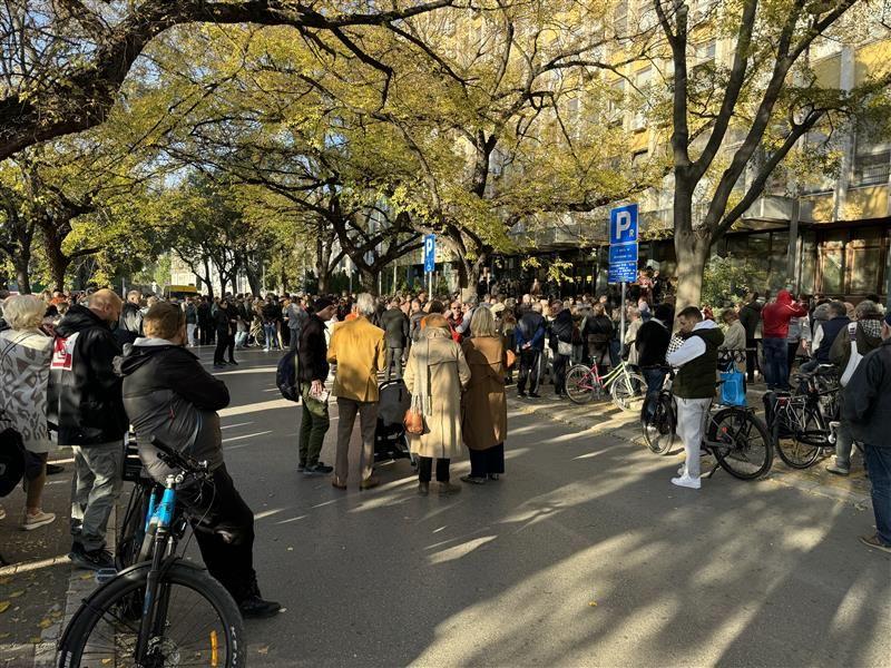 Protest u Novom Sadu: Fekalijama na gradsku kuću, skup podrške pritvorenima 2 Podrška uhapšenima na protestu u Novom Sadu