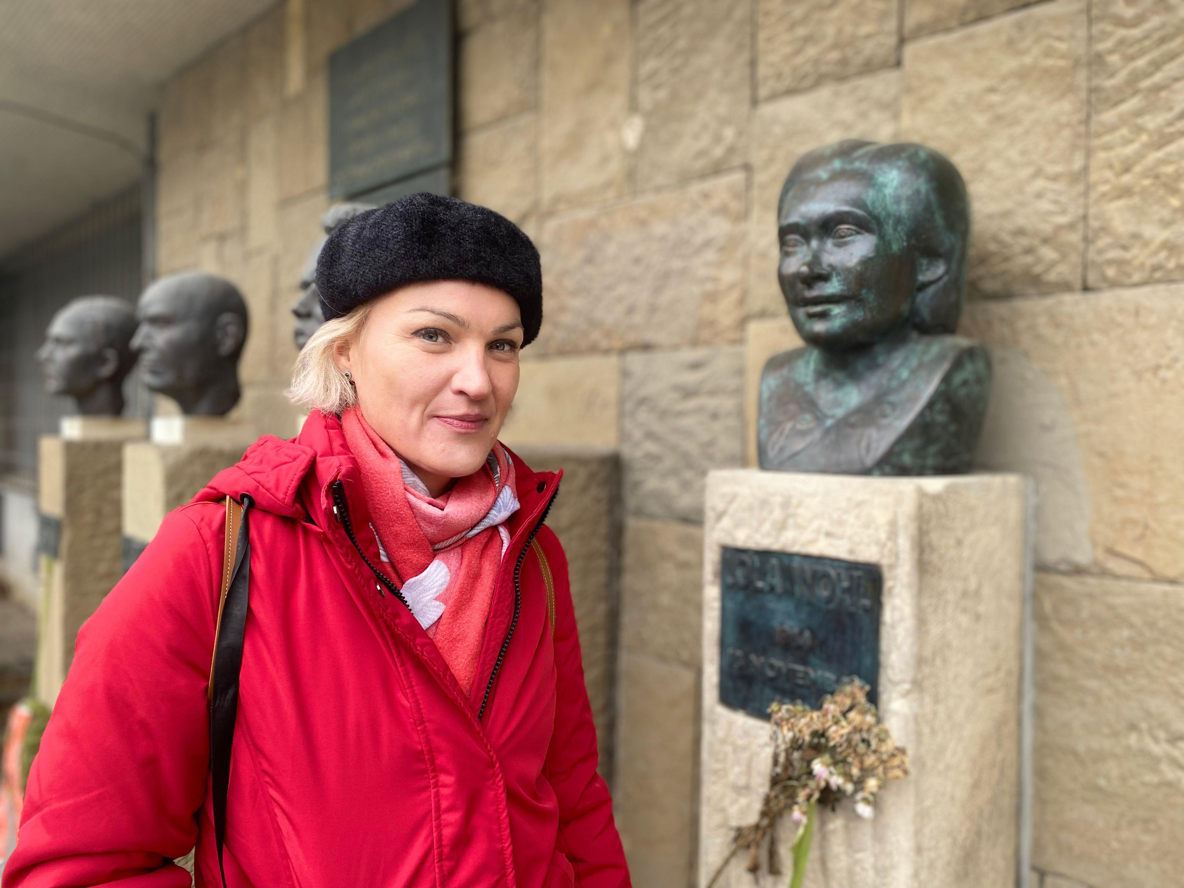 Ko je bila Lola Vol, jedina žena koja ima bistu u Subotici 1 Dr Margareta Bašaragin i bista Lole Vol