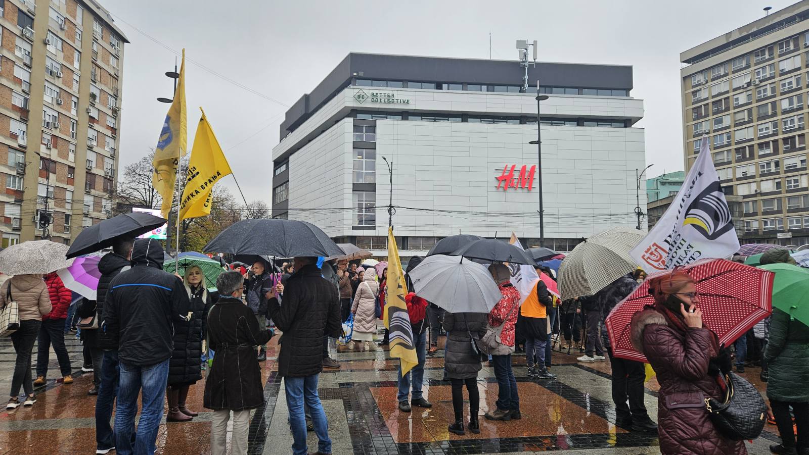 Protest prosvetnih radnika u Nišu Prosvetni radnici protestvovali u centru Niša: Grupa se pridružila "tišini" zbog tragedije u Novom Sadu 2