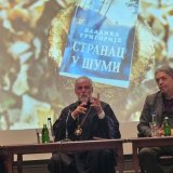 "Kad god govorimo sa ljudima iskreno, oni to prihvataju": Vladika Grigorije promovisao knjigu "Stranac u šumi" u Nišu 7