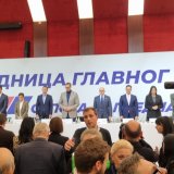 Sednica GO SNS počela minutom ćutanja, Vučić poručuje "Svi žele naše političke glave" (VIDEO, FOTO) 2