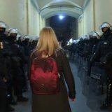 UNS: Nadležni da pronađu i kazne odgovorne koji su na protestu u Novom Sadu napali N1 10