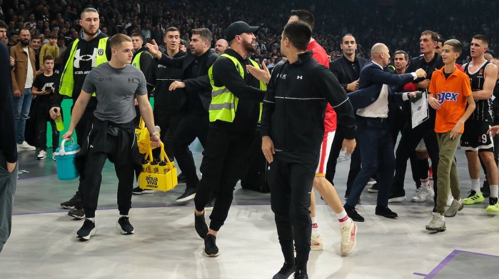 Olimpijakos uputio hitnu žalbu Evroligi: „Ovaj navijač je napao Barcokasa“ (VIDEO) 1