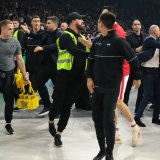 Olimpijakos uputio hitnu žalbu Evroligi: „Ovaj navijač je napao Barcokasa“ (VIDEO) 3