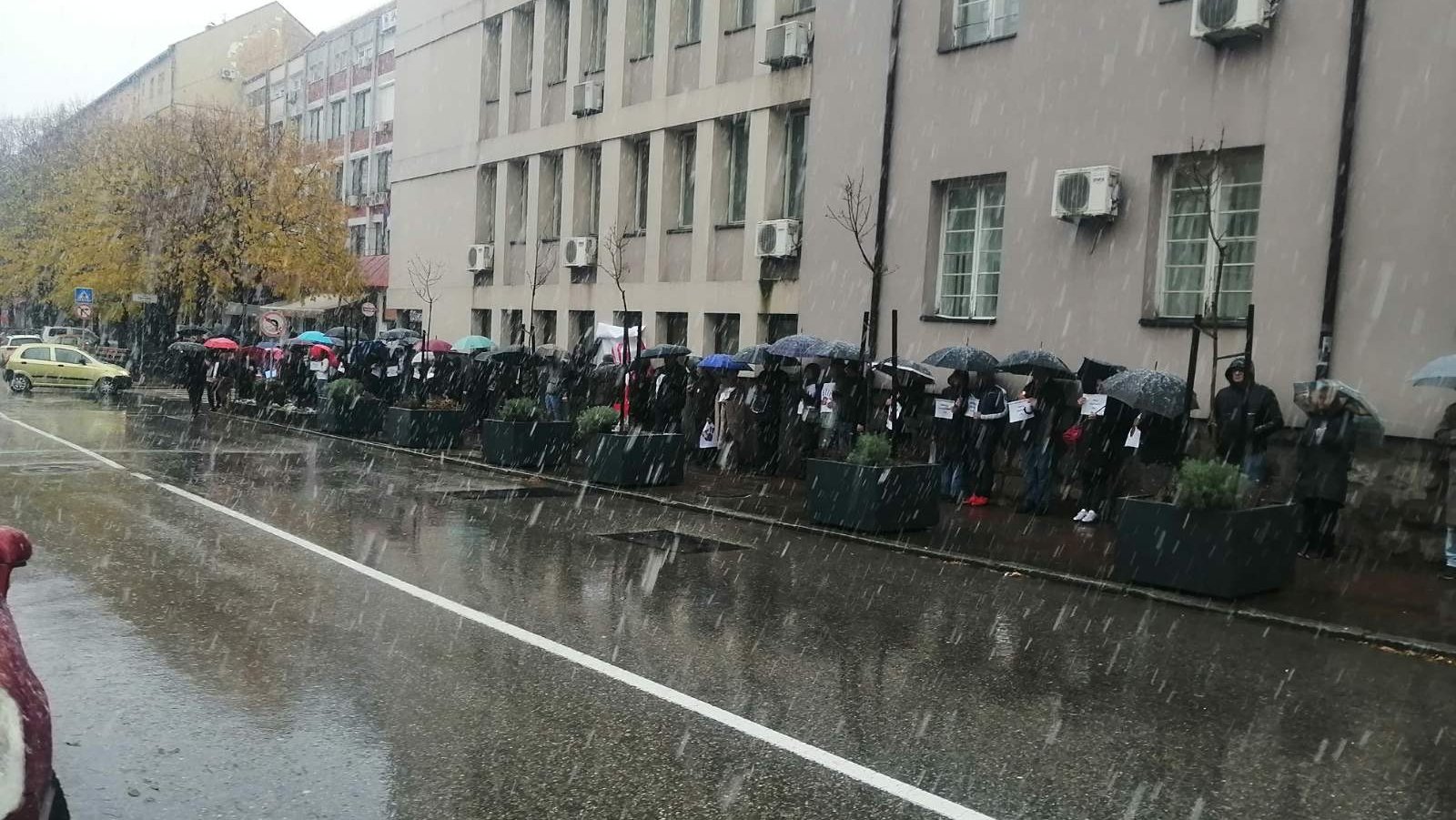 Protest "Zastani Srbijo" u Loznici, Kruševcu, Pančevu, Leskovcu: Gradonačelnik Cvetanović stajao na šetalištu (VIDEO) 2 Protest "Zastani Srbijo" u Loznici, Kruševcu, Pančevu, Leskovcu: Gradonačelnik Cvetanović stajao na šetalištu (VIDEO) 2