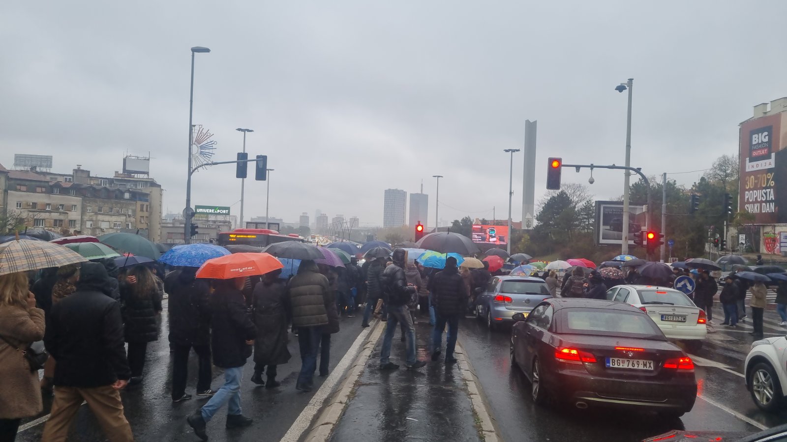 Kako je izgledala protestna blokada na Brankovom mostu "Zastani Srbijo 15 minuta za 15 života" (FOTO/VIDEO) 6 Kako je izgledala protestna blokada na Brankovom mostu "Zastani Srbijo 15 minuta za 15 života" (FOTO/VIDEO) 6