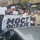 Pokušao autom da prođe kroz kolonu: Manji incidenti na blokadi ispred RTS-a (FOTO, VIDEO) 1