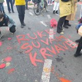 (FOTO, VIDEO) Završen protest u Novom Sadu "Bulevar krvavih tragova": Došlo do verbalnog incidenta, na ivici sukoba, tokom prolaska pored prostorija SNS 2